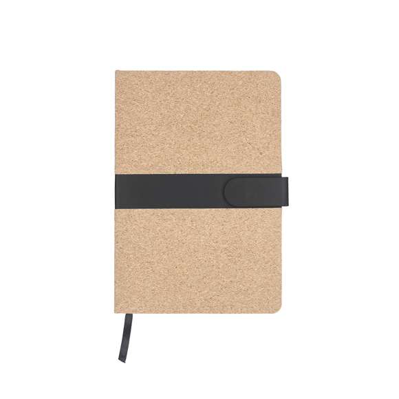 Bloc de notas A5 fabricado en corcho. Elegante diseño con banda central de PU y cierre magnético. Incluye 100 hojas color crema de disposición a una raya y marcapáginas de tela a juego.Elaborado con elementos vegetales para así fomentar la utilización de materias primas naturales y reducir las emisiones contaminantes.