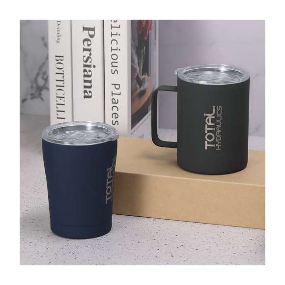 Vaso térmico fabricado en acero inox de doble pared y 350 ml de capacidad. Exterior en acabado caucho de acabado mate, especialmente diseñado para marcaje láser. Incluye tapa de cierre a presión transparente, con dosificador y de fácil apertura, libre de BPA. Es ideal para tener en tu escritorio, mesa o en cualquier superficie donde disfrutar tranquilamente de tu bebida favorita.