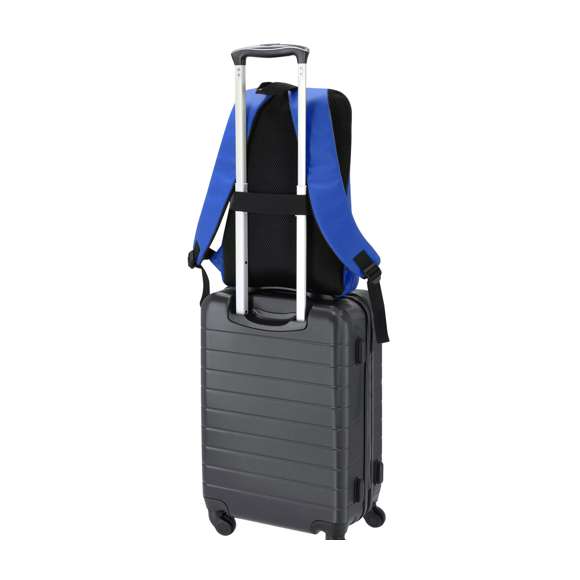 Mochila fabricada en suave PU. Con bolsillo principal de cierre de cremallera con doble tirador. Bolsillo interior para portátil de hasta 15 pulgadas. Incluye dos bolsillos frontales con cierre de cremallera invisble. Espalda y cintas acolchadas, con tela transpirable y ajustables. Incluye cinta de transporte para ajuste en trolley o maleta, ideal para viajes.