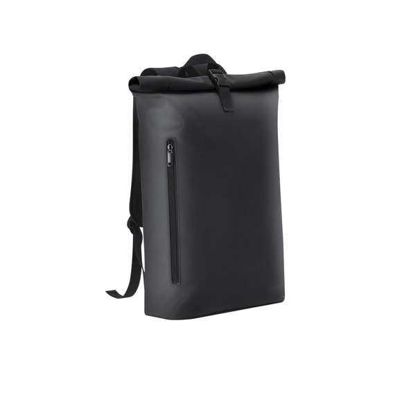 Mochila de suave PU. Con bolsillo principal y sistema de cierre de hebilla. Interior de gran capacidad con compartimento acolchado para portátiles de hasta 15 pulgadas. Con bolsillo frontal de cremallera y espalda acolchada. Cintas ajustables y acolchadas.