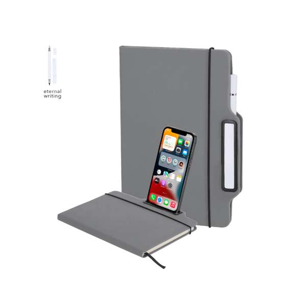 Bloc de notas soporte fabricado en suave PU. Con tapas rígidas,cuenta con soporte para smartphone en portada. Incluye bolígrafo de escritura eterna en color blanco. Con 80 hojas interiores lisas de color crema, elástico de cierre negro y marcapáginas a juego.