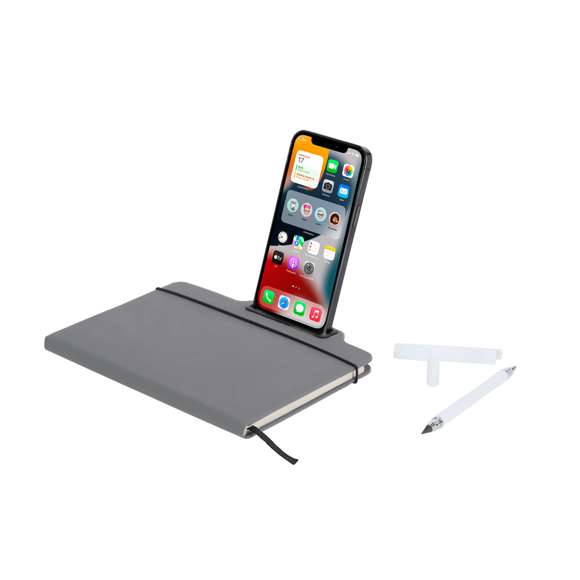 Bloc de notas soporte fabricado en suave PU. Con tapas rígidas,cuenta con soporte para smartphone en portada. Incluye bolígrafo de escritura eterna en color blanco. Con 80 hojas interiores lisas de color crema, elástico de cierre negro y marcapáginas a juego.
