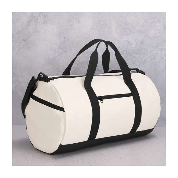 Bolso de suave PU. Con sistema de cierre de cremallera invisible con doble tirador. Cuenta con 2 bolsillos exteriores de cremallera y uno lateral de rejilla. Interior de gran capacidad con 3 prácticos bolsillos. Incluye asas de transporte y cinta para hombro ajustable.