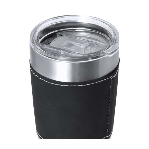Vaso térmico fabricado en acero inox de doble pared y sofisticada PU. Con 420 ml de capacidad. Incluye elegante banda de PU, confeccionado con distinguidas puntadas blancas. Es ideal para tener en tu escritorio, mesa o en cualquier superficie donde disfrutar tranquilamente de tu bebida favorita. Incluye tapadera transparente con dosificador en tapa y de fácil apertura, libre de BPA.