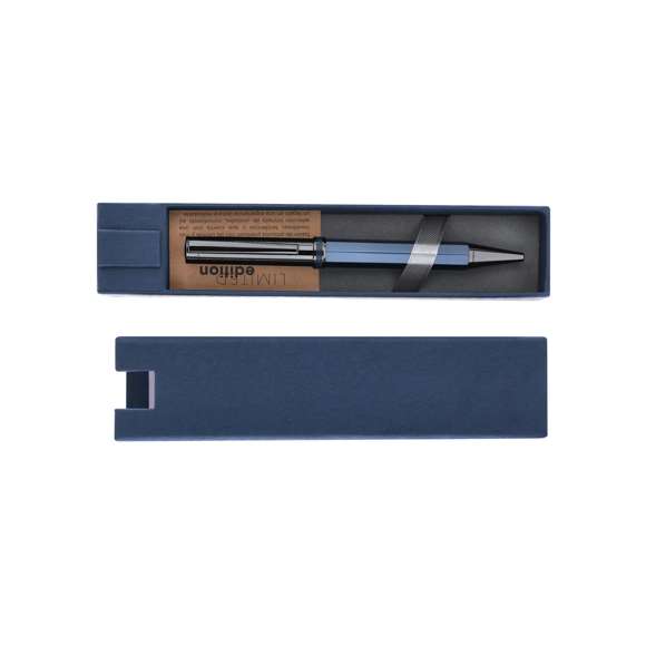 Bolígrafo de la más alta gama, colección Limited Edition. Un complemento moderno, funcional de gran belleza que sobrepasa todas las expectativas. Caracterizado por su elegante y minimalista diseño, así como su calidad premium en resistente y duradero acero inox, en perfecta sintonía con el aluminio. Sofisticado sistema de apertura giratoria, con empuñadura de diseño hexagonal en colores metalizados mate y parte superior cilíndrica de sofisticado color antracita brillo con clip metálico, recargable y tinta azul. De la perfecta combinación entre exclusividad y diseño, nace Limited Edition, una colección especial de ideas promocionales de edidición limitada. Un nuevo concepto, inspirado en la fusión de artículos premium con las últimas y más novedosas tendencias y que cuenta con una seleción limitada de unidades, convirtiendo así un regalo en una experiencia única e inolvidable.Exclusivo estuche de presentación Limited Edition, con diseño protegido por derechos de propiedad industrial.Incluida tarjeta con descripción de Limited Edition en Cartón Reciclado.