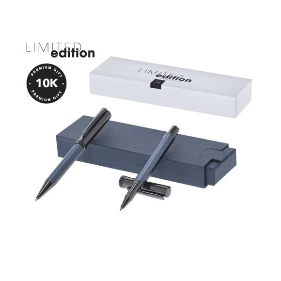 Exclusivo set de bolígrafo y roller de la más alta gama colección Limited Edition. Un complemento moderno, funcional de gran belleza que sobrepasa todas las expectativas. Caracterizado por su elegante y minimalista diseño, así como su calidad premium en resistente y duradero acero inox, en perfecta sintonía con el aluminio. Bolígrafo con sofisticado sistema de apertura giratoria y roller con práctica apertura de capucha. Empuñaduras de diseño hexagonal en colores metalizados mate y parte superior cilíndrica de sofisticado color antracita brillo con clip metálico, de tinta azul y recargables, carga jumbo para roller. De la perfecta combinación entre exclusividad y diseño, nace Limited Edition, una colección especial de ideas promocionales de edidición limitada. Un nuevo concepto, inspirado en la fusión de artículos premium con las últimas y más novedosas tendencias y que cuenta con una seleción limitada de unidades, convirtiendo así un regalo en una experiencia única e inolvidable.Exclusivo estuche de presentación Limited Edition, con diseño protegido por derechos de propiedad industrial.Incluida tarjeta con descripción de Limited Edition en Cartón Reciclado.