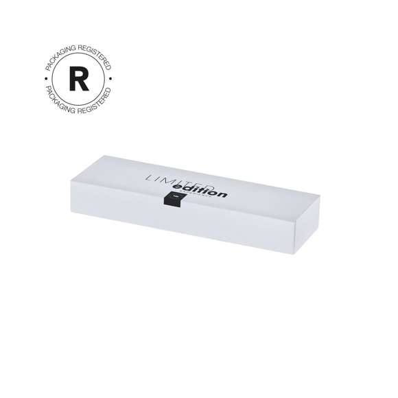 Exclusivo set de bolígrafo y roller de la más alta gama colección Limited Edition. Un complemento moderno, funcional de gran belleza que sobrepasa todas las expectativas. Caracterizado por su elegante y minimalista diseño, así como su calidad premium en resistente y duradero acero inox, en perfecta sintonía con el aluminio. Bolígrafo con sofisticado sistema de apertura giratoria y roller con práctica apertura de capucha. Empuñaduras de diseño hexagonal en colores metalizados mate y parte superior cilíndrica de sofisticado color antracita brillo con clip metálico, de tinta azul y recargables, carga jumbo para roller. De la perfecta combinación entre exclusividad y diseño, nace Limited Edition, una colección especial de ideas promocionales de edidición limitada. Un nuevo concepto, inspirado en la fusión de artículos premium con las últimas y más novedosas tendencias y que cuenta con una seleción limitada de unidades, convirtiendo así un regalo en una experiencia única e inolvidable.Exclusivo estuche de presentación Limited Edition, con diseño protegido por derechos de propiedad industrial.Incluida tarjeta con descripción de Limited Edition en Cartón Reciclado.