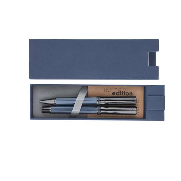 Exclusivo set de bolígrafo y roller de la más alta gama colección Limited Edition. Un complemento moderno, funcional de gran belleza que sobrepasa todas las expectativas. Caracterizado por su elegante y minimalista diseño, así como su calidad premium en resistente y duradero acero inox, en perfecta sintonía con el aluminio. Bolígrafo con sofisticado sistema de apertura giratoria y roller con práctica apertura de capucha. Empuñaduras de diseño hexagonal en colores metalizados mate y parte superior cilíndrica de sofisticado color antracita brillo con clip metálico, de tinta azul y recargables, carga jumbo para roller. De la perfecta combinación entre exclusividad y diseño, nace Limited Edition, una colección especial de ideas promocionales de edidición limitada. Un nuevo concepto, inspirado en la fusión de artículos premium con las últimas y más novedosas tendencias y que cuenta con una seleción limitada de unidades, convirtiendo así un regalo en una experiencia única e inolvidable.Exclusivo estuche de presentación Limited Edition, con diseño protegido por derechos de propiedad industrial.Incluida tarjeta con descripción de Limited Edition en Cartón Reciclado.