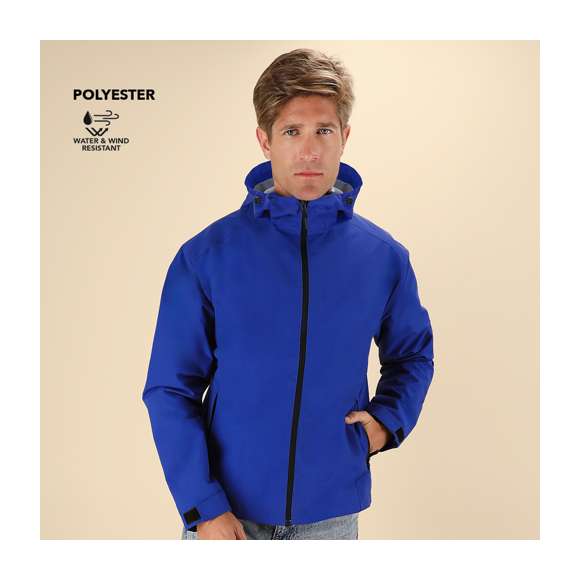 Parka Unisex con capucha, resistente al agua y cortavientos. Interior de malla gris oscuro, con capucha ajustable de cordón negro y ojales metálicos a tono. Cremallera frontal invertida en color negro, con tirador a juego. Dos bolsillos laterales con cremallera negra, tiradores a juego y un bolsillo interior. Puños ajustables con velcro negro.