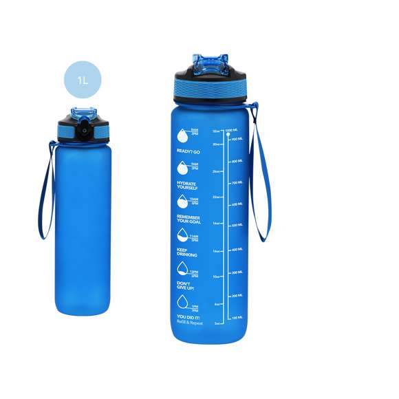 Bidón de 1L de capacidad, fabricado en resistente PETG y en acabado translúcido mate.Con indicador de capacidad en litros y onzas, junto con frases motivadoras que invitan a mantener una adecuada hidratación. Con tapón negro de rosca. Incluye dosificador con cierre de seguridad y cómoda cinta de transporte. Libre de BPA.