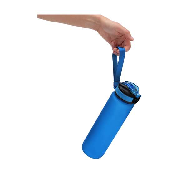 Bidón de 1L de capacidad, fabricado en resistente PETG y en acabado translúcido mate.Con indicador de capacidad en litros y onzas, junto con frases motivadoras que invitan a mantener una adecuada hidratación. Con tapón negro de rosca. Incluye dosificador con cierre de seguridad y cómoda cinta de transporte. Libre de BPA.