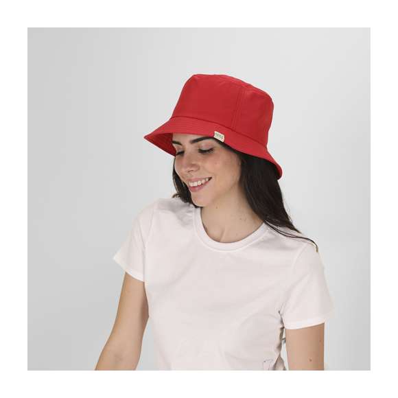Gorro estilo Bob con Protección Solar UPF50+  fabricado en RPET. Su sistema de protección solar UPF50+, bloquea hasta el 98% de los rayos UV, proporcionando una barrera eficaz contra los daños solares y garantizando la seguridad de tu piel durante exposiciones prolongadas.Su diseño incluye tejido transpirable,  suave forro interior para mayor comodidad y cinta ajustable interior que garantiza un ajuste preciso y seguro.