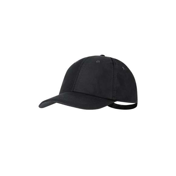 Gorra deportiva de 5 paneles en poliéster RPET con protección UV50. Ajustable cierre de hebilla metálica y orificios de ventilación bordados. Con logotipo de RPET y UV en etiqueta.El material RPET se elabora a partir de plástico reciclado, para así fomentar la reutilización de residuos plásticos y ayudar a la sostenibilidad del planeta.