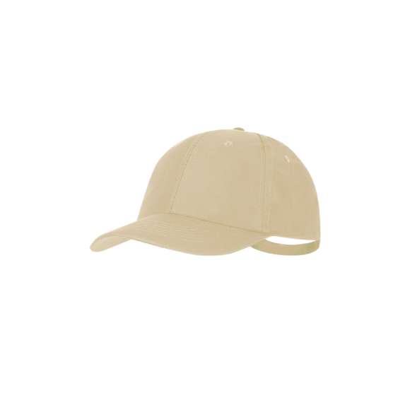 Gorra deportiva de 5 paneles en poliéster RPET con protección UV50. Ajustable cierre de hebilla metálica y orificios de ventilación bordados. Con logotipo de RPET y UV en etiqueta.El material RPET se elabora a partir de plástico reciclado, para así fomentar la reutilización de residuos plásticos y ayudar a la sostenibilidad del planeta.