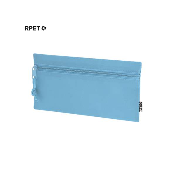 Estuche en poliéster RPET 600D. Con cierre de cremallera frontal, tirador metálico a juego y cordón a juego. Distintivo RPET en etiqueta.El material RPET se elabora a partir de plástico reciclado, para así fomentar la reutilización de residuos plásticos y ayudar a la sostenibilidad del planeta.