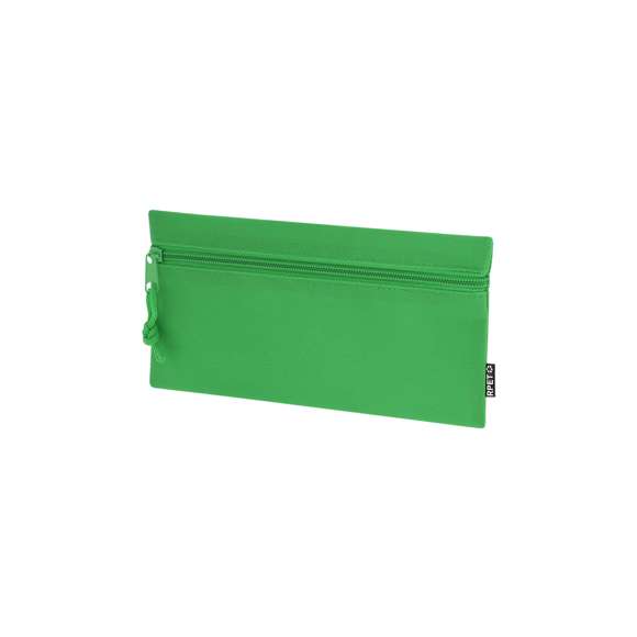 Estuche en poliéster RPET 600D. Con cierre de cremallera frontal, tirador metálico a juego y cordón a juego. Distintivo RPET en etiqueta.El material RPET se elabora a partir de plástico reciclado, para así fomentar la reutilización de residuos plásticos y ayudar a la sostenibilidad del planeta.