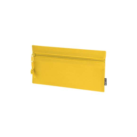 Estuche en poliéster RPET 600D. Con cierre de cremallera frontal, tirador metálico a juego y cordón a juego. Distintivo RPET en etiqueta.El material RPET se elabora a partir de plástico reciclado, para así fomentar la reutilización de residuos plásticos y ayudar a la sostenibilidad del planeta.