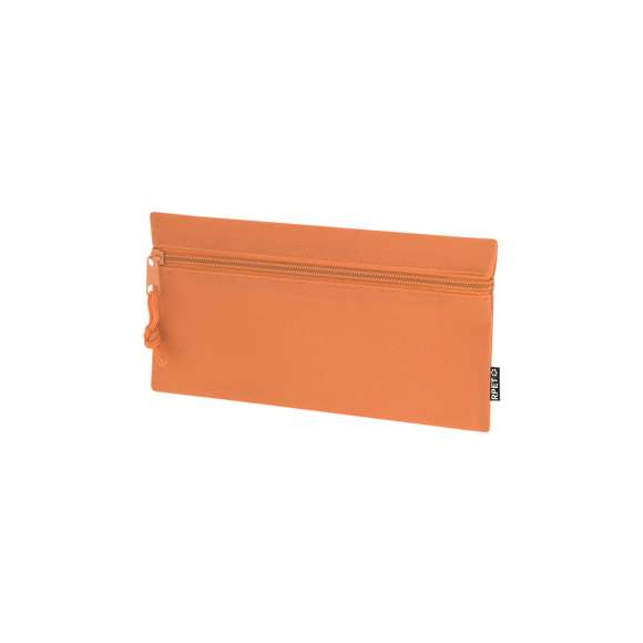 Estuche en poliéster RPET 600D. Con cierre de cremallera frontal, tirador metálico a juego y cordón a juego. Distintivo RPET en etiqueta.El material RPET se elabora a partir de plástico reciclado, para así fomentar la reutilización de residuos plásticos y ayudar a la sostenibilidad del planeta.