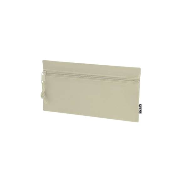 Estuche en poliéster RPET 600D. Con cierre de cremallera frontal, tirador metálico a juego y cordón a juego. Distintivo RPET en etiqueta.El material RPET se elabora a partir de plástico reciclado, para así fomentar la reutilización de residuos plásticos y ayudar a la sostenibilidad del planeta.