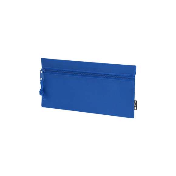 Estuche en poliéster RPET 600D. Con cierre de cremallera frontal, tirador metálico a juego y cordón a juego. Distintivo RPET en etiqueta.El material RPET se elabora a partir de plástico reciclado, para así fomentar la reutilización de residuos plásticos y ayudar a la sostenibilidad del planeta.