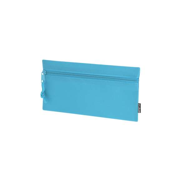 Estuche en poliéster RPET 600D. Con cierre de cremallera frontal, tirador metálico a juego y cordón a juego. Distintivo RPET en etiqueta.El material RPET se elabora a partir de plástico reciclado, para así fomentar la reutilización de residuos plásticos y ayudar a la sostenibilidad del planeta.