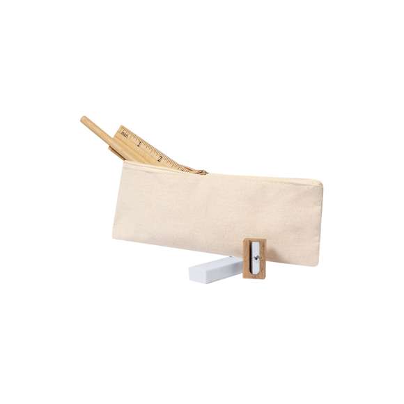 Set de 4 piezas presentado en estuche de algodón con cierre de cremallera. Incluye:- Lápiz de madera con cuerpo redondo de acabado natural y mina negra- Regla de 15cm con sistema métrico en centímetros/pulgadas- Goma de borrar- Sacapuntas