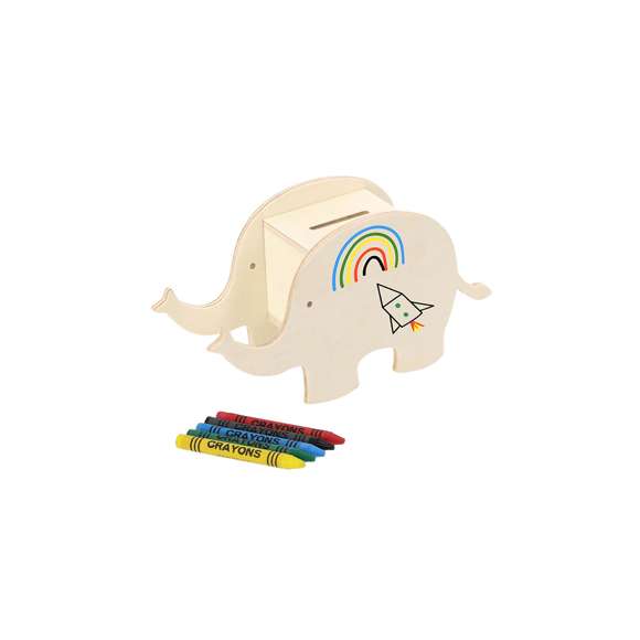 Hucha fabricada en madera natural con diseño de animales. Incluye ceras de colores que permite personalizar el diseño de cada hucha.  Incorpora práctico agujero inferior para acceder fácilmente a los ahorros sin necesidad de romperla.