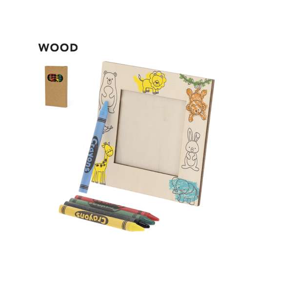 Marco de fotos fabricado en madera natural con diseño de animales. Incluye ceras de colores para personalizar y decorar el marco. Diseñado para fotografías de 7,5x7,5 cm. Cuenta con práctico soporte trasero de bisagra.