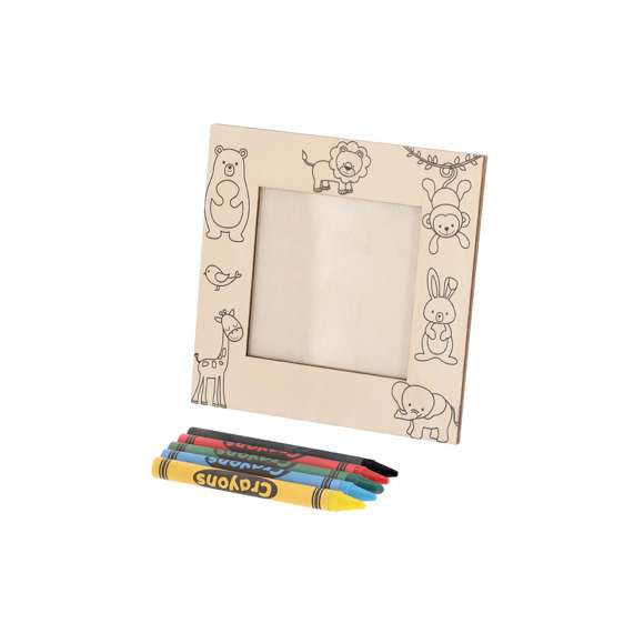 Marco de fotos fabricado en madera natural con diseño de animales. Incluye ceras de colores para personalizar y decorar el marco. Diseñado para fotografías de 7,5x7,5 cm. Cuenta con práctico soporte trasero de bisagra.