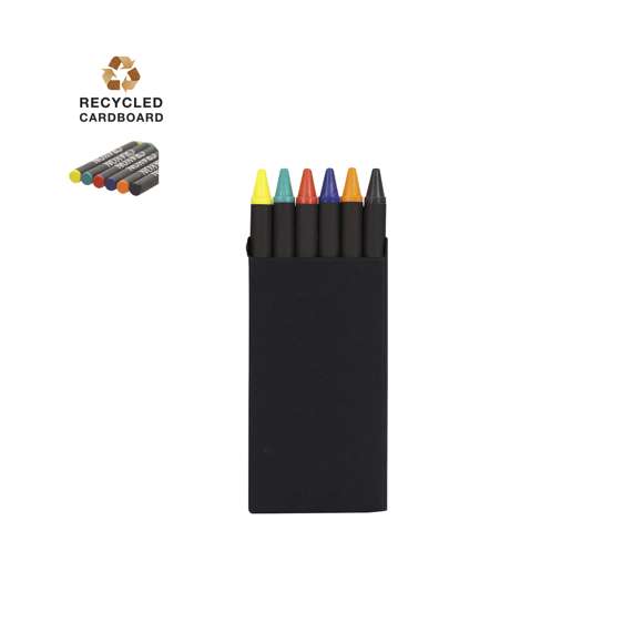 Set de 6 ceras en caja de cartón reciclado de color negro.El Cartón Reciclado proviene del reaprovechamiento de excedente de fabricaciones y reciclaje de papel en el final de su vida útil, convirtiéndose en un lienzo ecológico y sostenible.
