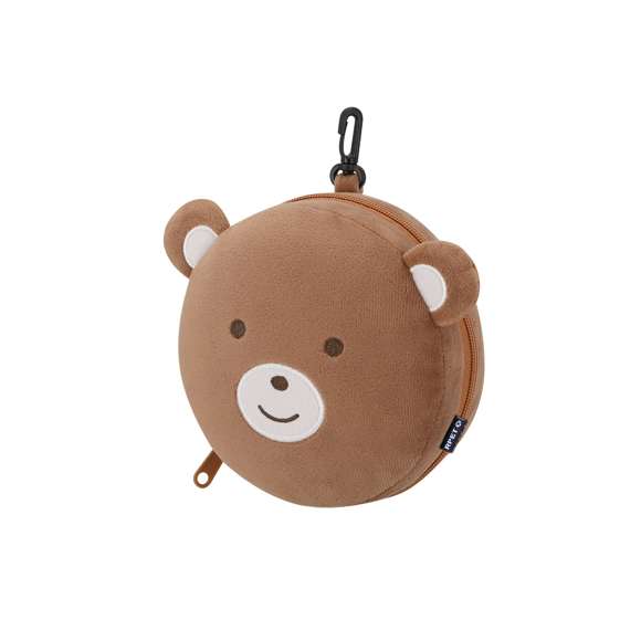 Almohadilla Infantil con Antifaz ideal para viajes fabricada en suave material RPET.Incluye antifaz interior adaptable mediante dos gomas elásticas para mayor comodidad y descanso durante el viaje. Cuenta con un esponjoso reposacabezas plegable con cierre de cremallera, lo que facilita su almacenamiento. Además, dispone de práctico bolsillo exterior y mosquetón de plástico en color negro, que permite transportarlo de manera cómoda.Este accesorio combina funcionalidad, diseño compacto y un toque divertido, siendo perfecto para acompañar a los niños en sus viajes.El material RPET se elabora a partir de plástico reciclado, para así fomentar la reutilización de residuos plásticos y ayudar a la sostenibilidad del planeta.