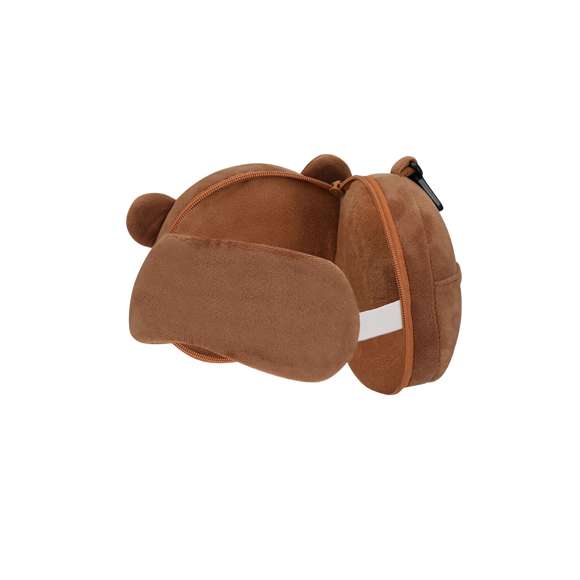 Almohadilla Infantil con Antifaz ideal para viajes fabricada en suave material RPET.Incluye antifaz interior adaptable mediante dos gomas elásticas para mayor comodidad y descanso durante el viaje. Cuenta con un esponjoso reposacabezas plegable con cierre de cremallera, lo que facilita su almacenamiento. Además, dispone de práctico bolsillo exterior y mosquetón de plástico en color negro, que permite transportarlo de manera cómoda.Este accesorio combina funcionalidad, diseño compacto y un toque divertido, siendo perfecto para acompañar a los niños en sus viajes.El material RPET se elabora a partir de plástico reciclado, para así fomentar la reutilización de residuos plásticos y ayudar a la sostenibilidad del planeta.