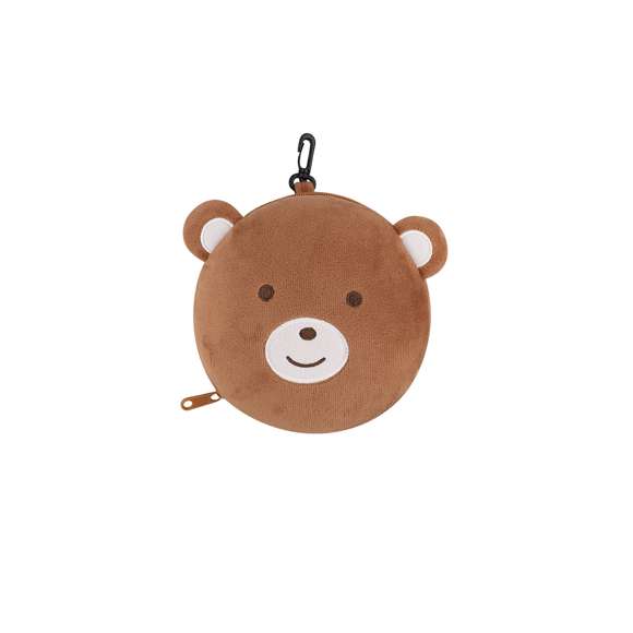 Almohadilla Infantil con Antifaz ideal para viajes fabricada en suave material RPET.Incluye antifaz interior adaptable mediante dos gomas elásticas para mayor comodidad y descanso durante el viaje. Cuenta con un esponjoso reposacabezas plegable con cierre de cremallera, lo que facilita su almacenamiento. Además, dispone de práctico bolsillo exterior y mosquetón de plástico en color negro, que permite transportarlo de manera cómoda.Este accesorio combina funcionalidad, diseño compacto y un toque divertido, siendo perfecto para acompañar a los niños en sus viajes.El material RPET se elabora a partir de plástico reciclado, para así fomentar la reutilización de residuos plásticos y ayudar a la sostenibilidad del planeta.