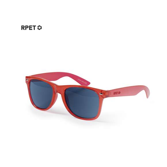 Gafas de sol con protección UV 400 fabricadas en RPET. Con montura de diseño translúcido y detalles metálicos. Lentes en acabado negro. Incluye distintivo RPET en patilla.El material RPET se elabora a partir de plástico reciclado, para así fomentar la reutilización de residuos plásticos y ayudar a la sostenibilidad del planeta.