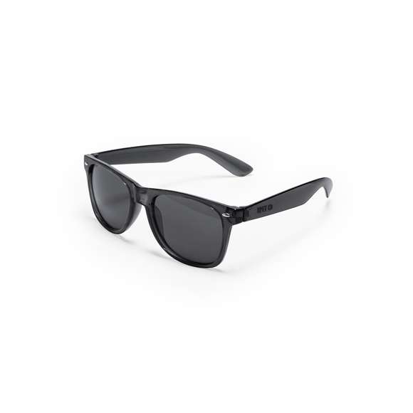 Gafas de sol con protección UV 400 fabricadas en RPET. Con montura de diseño translúcido y detalles metálicos. Lentes en acabado negro. Incluye distintivo RPET en patilla.El material RPET se elabora a partir de plástico reciclado, para así fomentar la reutilización de residuos plásticos y ayudar a la sostenibilidad del planeta.