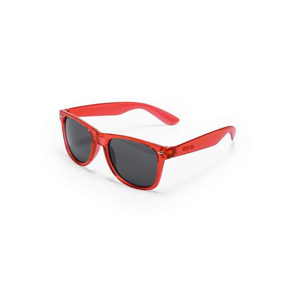 Gafas de sol con protección UV 400 fabricadas en RPET. Con montura de diseño translúcido y detalles metálicos. Lentes en acabado negro. Incluye distintivo RPET en patilla.El material RPET se elabora a partir de plástico reciclado, para así fomentar la reutilización de residuos plásticos y ayudar a la sostenibilidad del planeta.