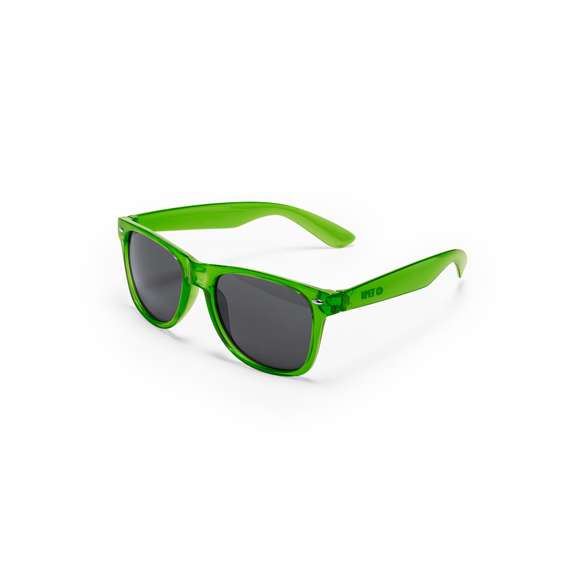 Gafas de sol con protección UV 400 fabricadas en RPET. Con montura de diseño translúcido y detalles metálicos. Lentes en acabado negro. Incluye distintivo RPET en patilla.El material RPET se elabora a partir de plástico reciclado, para así fomentar la reutilización de residuos plásticos y ayudar a la sostenibilidad del planeta.