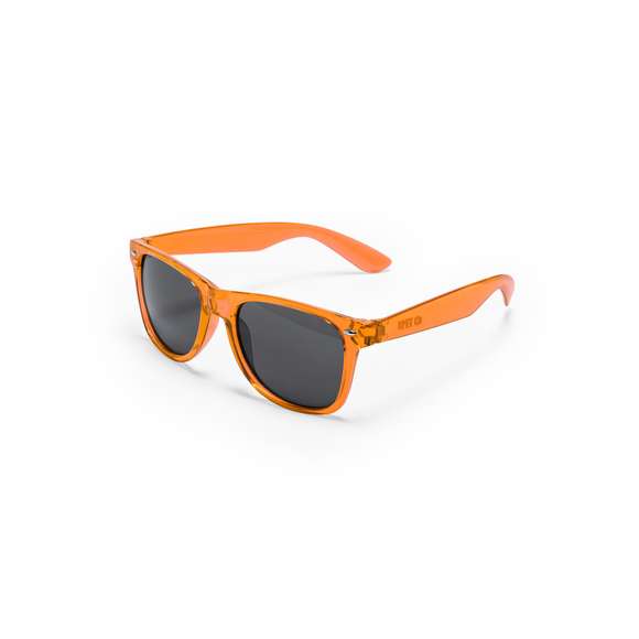 Gafas de sol con protección UV 400 fabricadas en RPET. Con montura de diseño translúcido y detalles metálicos. Lentes en acabado negro. Incluye distintivo RPET en patilla.El material RPET se elabora a partir de plástico reciclado, para así fomentar la reutilización de residuos plásticos y ayudar a la sostenibilidad del planeta.