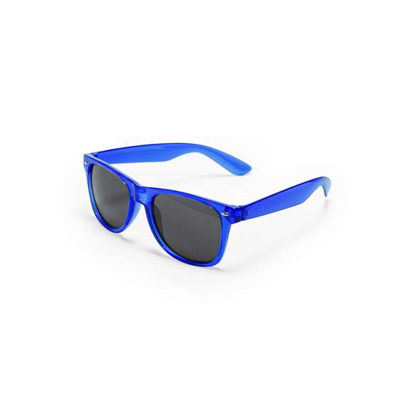 Gafas de sol con protección UV 400 fabricadas en RPET. Con montura de diseño translúcido y detalles metálicos. Lentes en acabado negro. Incluye distintivo RPET en patilla.El material RPET se elabora a partir de plástico reciclado, para así fomentar la reutilización de residuos plásticos y ayudar a la sostenibilidad del planeta.