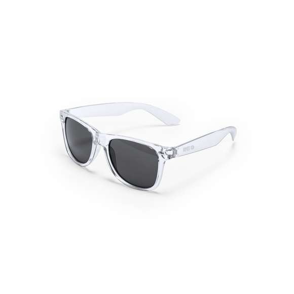 Gafas de sol con protección UV 400 fabricadas en RPET. Con montura de diseño translúcido y detalles metálicos. Lentes en acabado negro. Incluye distintivo RPET en patilla.El material RPET se elabora a partir de plástico reciclado, para así fomentar la reutilización de residuos plásticos y ayudar a la sostenibilidad del planeta.