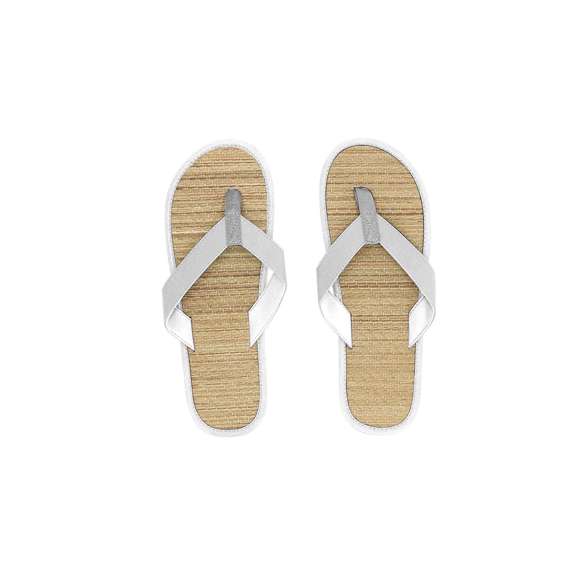Par de chanclas con superficie de paja, tiras de PU y suela de EVA.Elaborado con elementos vegetales para así fomentar la utilización de materias primas naturales y reducir las emisiones contaminantes.