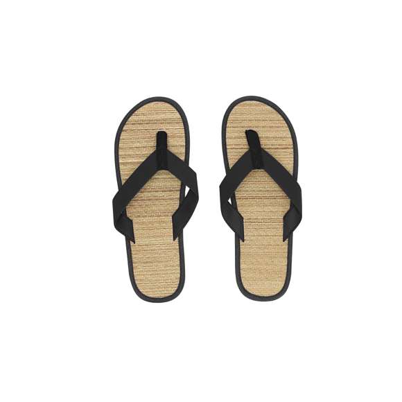 Par de chanclas con superficie de paja, tiras de PU y suela de EVA.Elaborado con elementos vegetales para así fomentar la utilización de materias primas naturales y reducir las emisiones contaminantes.