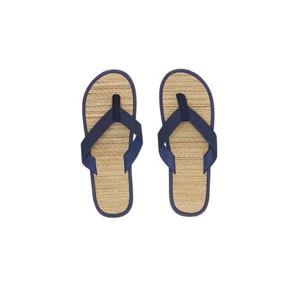 Par de chanclas con superficie de paja, tiras de PU y suela de EVA.Elaborado con elementos vegetales para así fomentar la utilización de materias primas naturales y reducir las emisiones contaminantes.