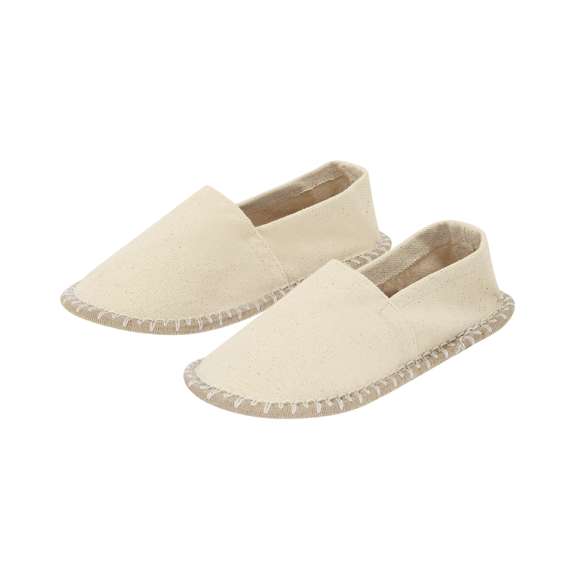 Alpargatas confeccionadas en algodón, ideales para un look fresco y cómodo. Con costuras color natural, incorporan suela semirrígida de poliéster. Incluyen base con puntos antideslizantes.