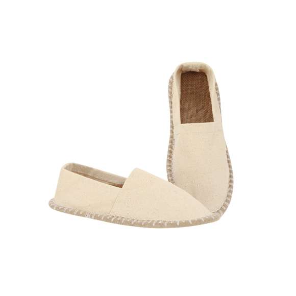 Alpargatas confeccionadas en algodón, ideales para un look fresco y cómodo. Con costuras color natural, incorporan suela semirrígida de poliéster. Incluyen base con puntos antideslizantes.