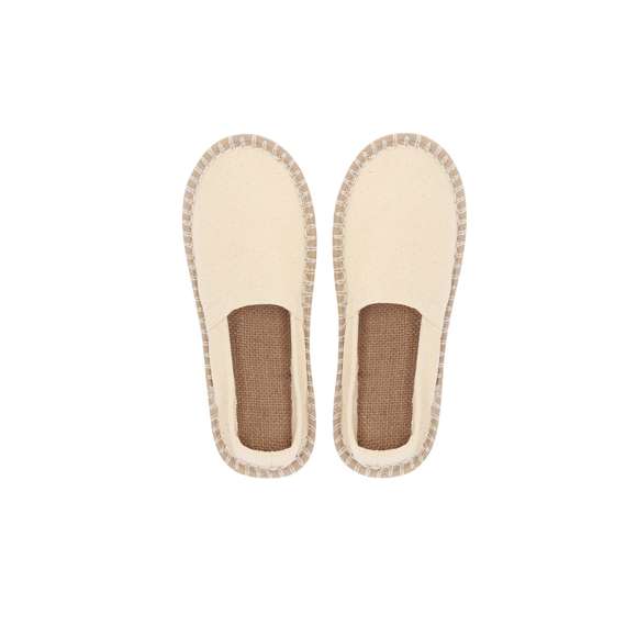Alpargatas confeccionadas en algodón, ideales para un look fresco y cómodo. Con costuras color natural, incorporan suela semirrígida de poliéster. Incluyen base con puntos antideslizantes.
