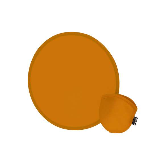 Frisbee plegable fabricado en RPET 190T,. Con funda individual a juego y sencillo sistema de plegado para tamaño compacto.El material RPET se elabora a partir de plástico reciclado, para así fomentar la reutilización de residuos plásticos y ayudar a la sostenibilidad del planeta.