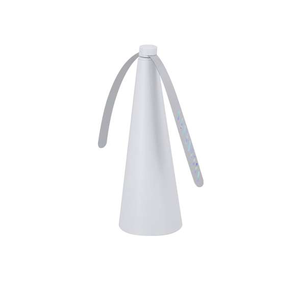 Ventilador Antimoscas diseñado para mantener los insectos alejados de forma eficiente y sin ruido. Incorpora dos aspas equipadas con 9 líneas plateadas de efecto UV que generan un patrón visual efectivo para repeler moscas y otros insectos.Su base cónica garantiza estabilidad en cualquier superficie. Con botón de encendido/apagado. Totalmente portátil. Ideal para emplear en interiores o al aire libre. Funciona con 2 pilas AA (no incluidas).