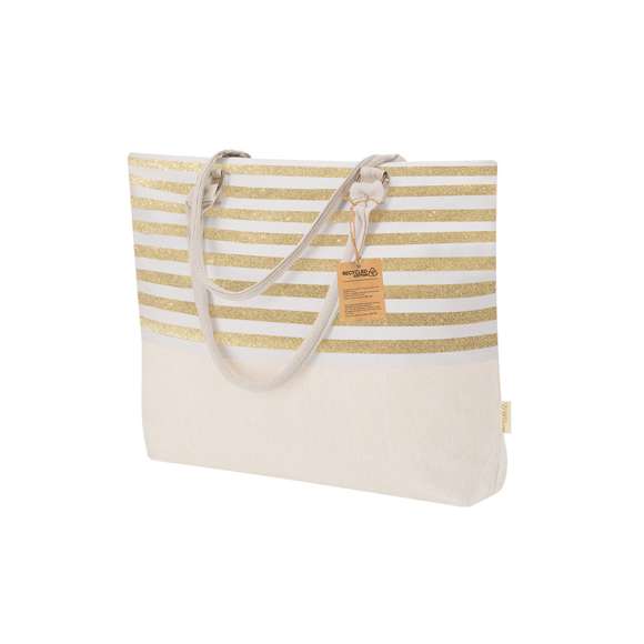 Bolsa en algodón reciclado de 210 g/m2. Diseño a rayas color blanco en combinación con rayas doradas con efecto glitter y parte lisa en color natural. Asas largas en estilo cordón, reforzadas con argollas metálicas. Incluye etiqueta exterior con distintivo algodón reciclado.