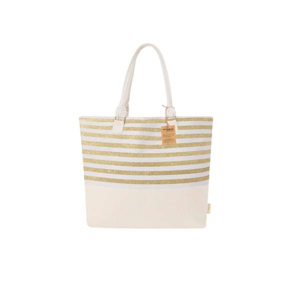 Bolsa en algodón reciclado de 210 g/m2. Diseño a rayas color blanco en combinación con rayas doradas con efecto glitter y parte lisa en color natural. Asas largas en estilo cordón, reforzadas con argollas metálicas. Incluye etiqueta exterior con distintivo algodón reciclado.